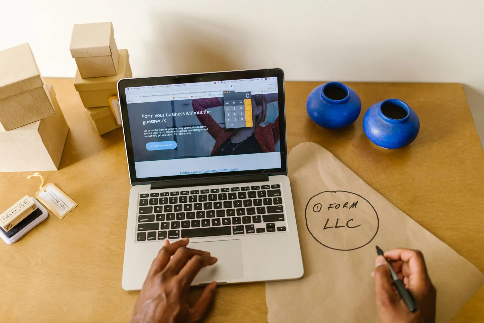Portátil con una web abierta sobre la mesa de un pequeño negocio